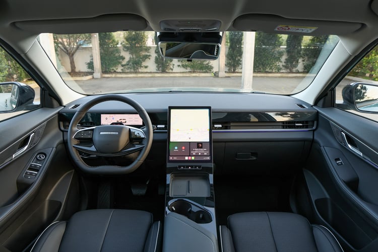 Un poste de conduite complet et high-tech