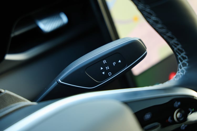 Commande de boîte derrière le volant du SUV compact