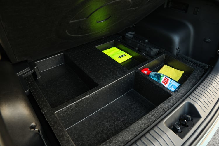 Un double fond avec rangements pratiques