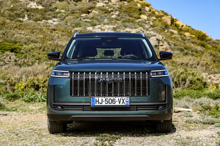 Une face avant musclée à la calandre imposante