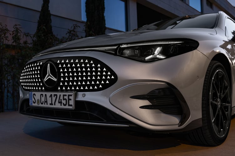 142 étoiles LED dans la calandre !