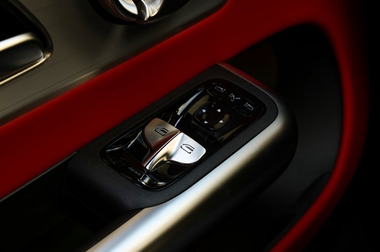 Seulement deux boutons pour les vitres électriques