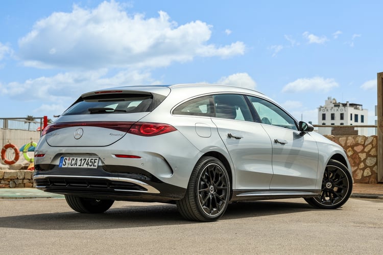 ...dont la silhouette se distingue de la berline !