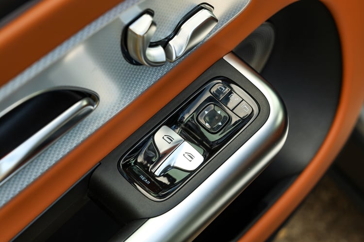 Seulement deux boutons pour les vitres électriques !