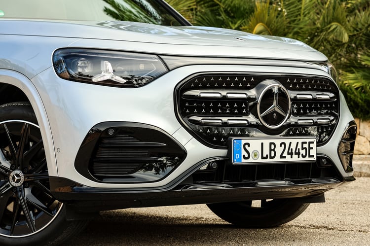 Calandre illuminée et détails noir brillant pour notre Pack Sport Black