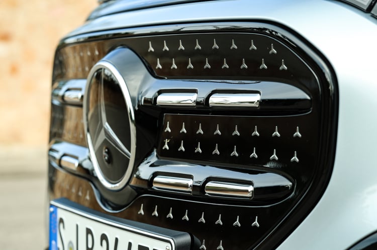 Calandre illuminée d'étoiles LED