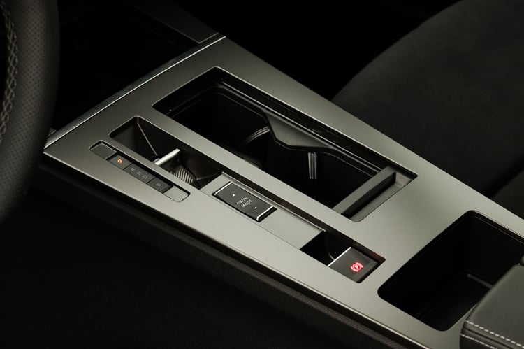 Fini les surfaces gloss black friandes des rayures