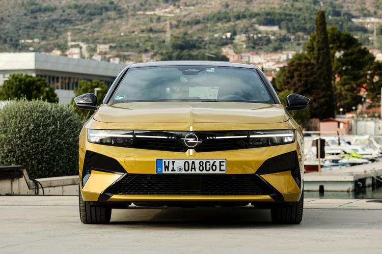 Face avant remaniée pour l'Opel Astra PHEV
