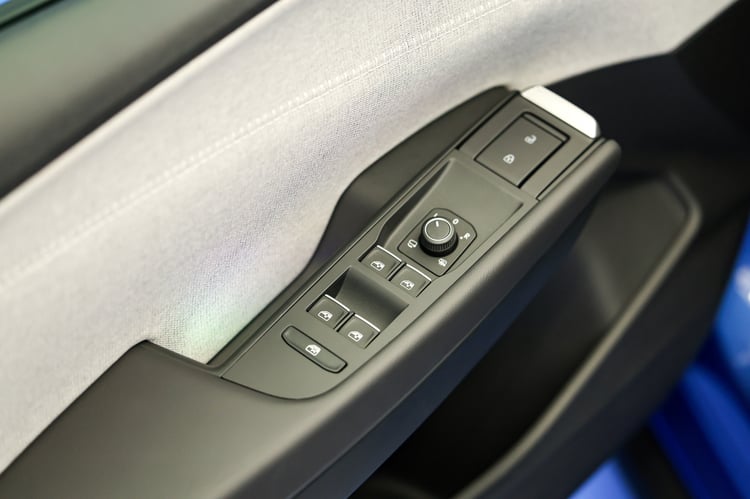 ... et les 4 boutons de lève-vitres !