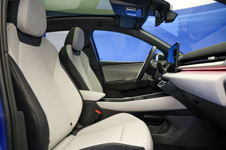 Une Volkswagen ID Polo lumineuse avec le toit panoramique vitré