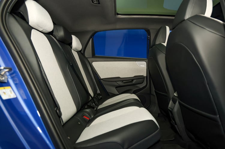 Une banquette confortable mais plutôt inclinée au second rang