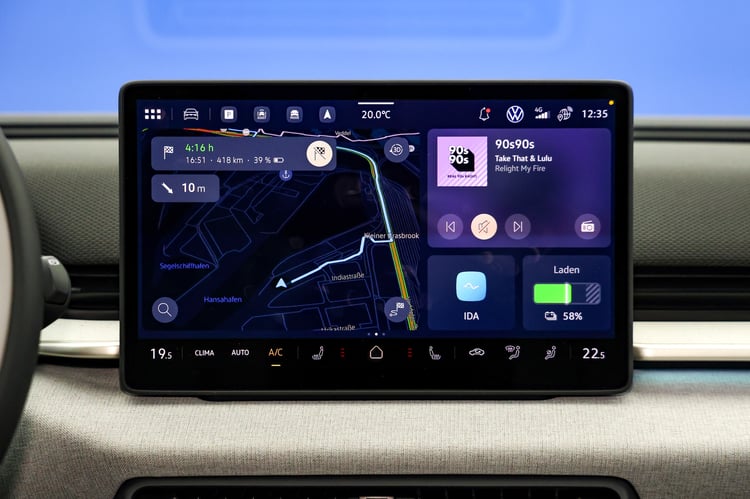 Grand écran central de 13 pouces