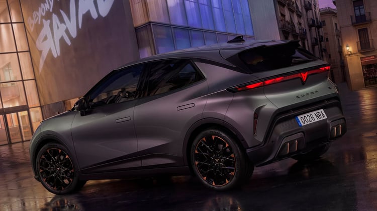 arrière Cupra Raval électrique signature LED 3D logo lumineux compacte 2026 autonomie 444 km