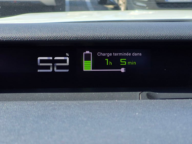 L'écran de bord en cours de charge / Image : AP.