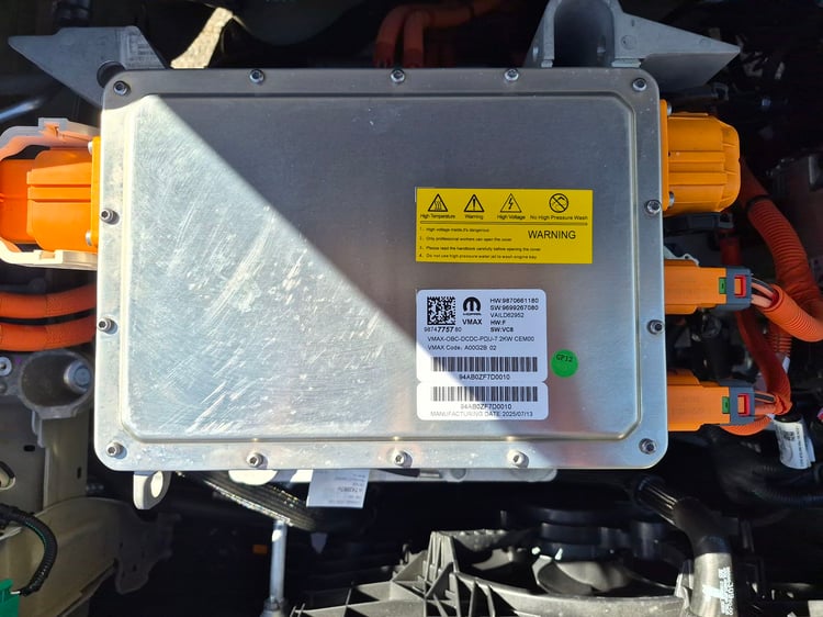 Chargeur AC sous le capot de la ë-C3 urban range / Image : AP.