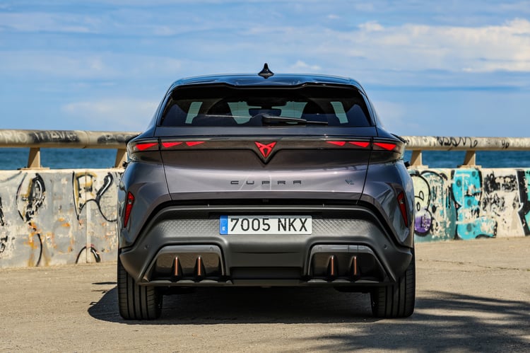 Une poupe relevée façon Cupra Tavascan