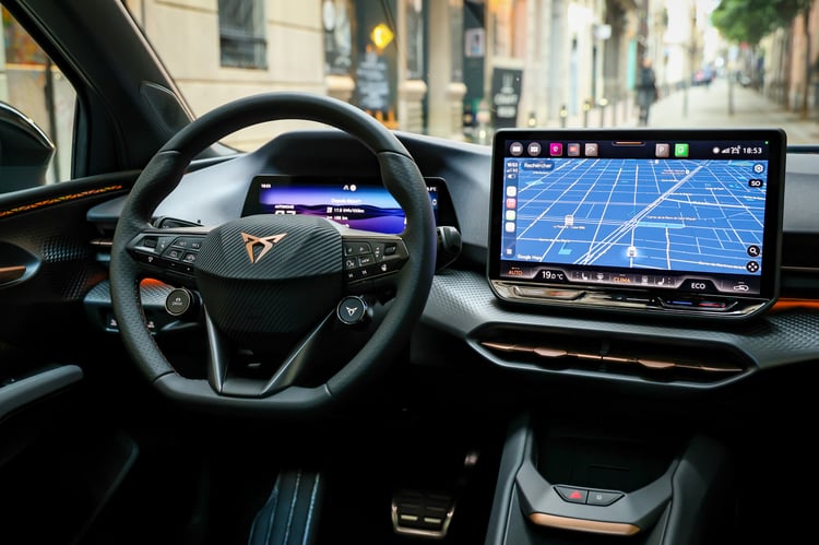 Environnement techno de la Cupra Raval VZ