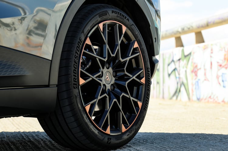 Pneus Bridgestone Potenza Sport en 235 mm de large pour notre Cupra Raval VZ
