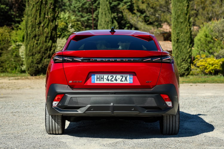 Bandeau lumineux et lettrage PEUGEOT à l'arrière