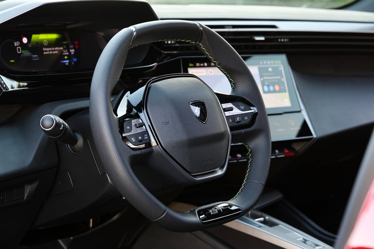 Au volant de la Peugeot e-408