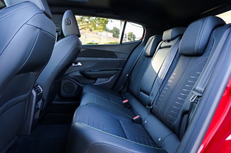 Une belle habitabilité à l'arrière de la Peugeot e-408
