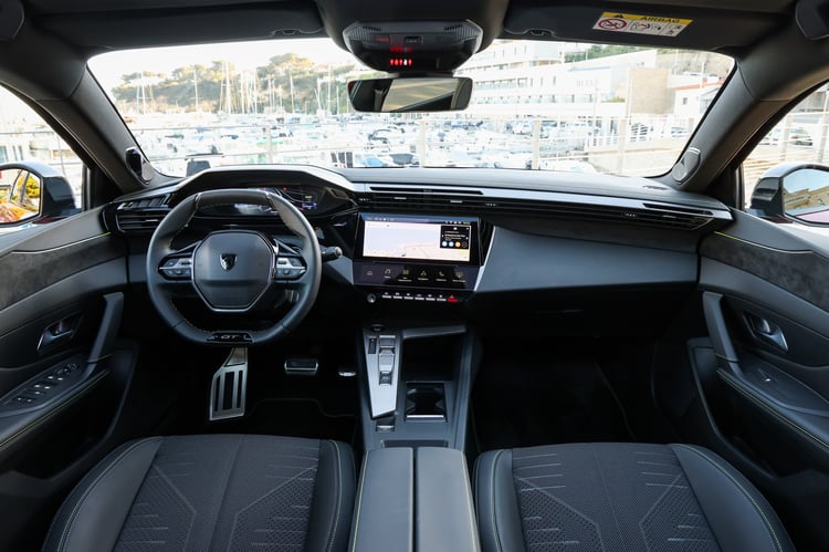Une poste de conduite familier i-Cockpit