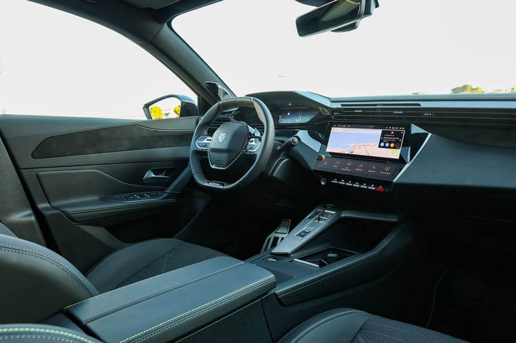 Habitacle flatteur pour la Peugeot e-408