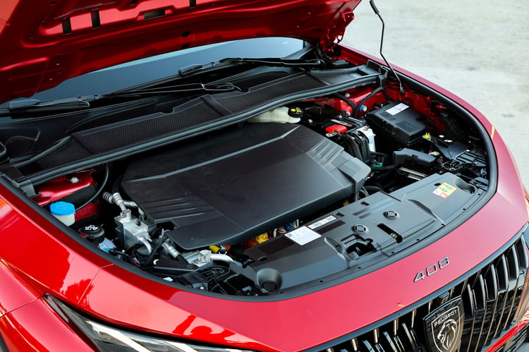 Sous le capot de la Peugeot e-408