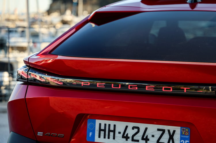 La Peugeot e-408 est disponible en électrique, hybride, et PHEV