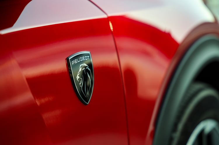 Livrée Rouge Elixir pour notre Peugeot e-408 GT