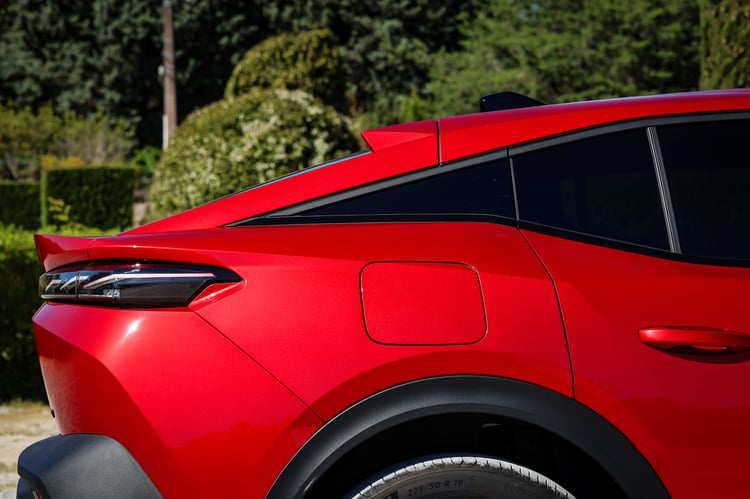Un pavillon incliné façon "fastback" pour la Peugeot e-408