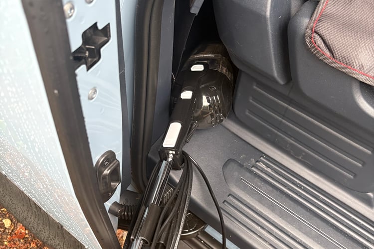 Rangement pour l'aspirateur en V2L dans le Kia PV5 Passenger