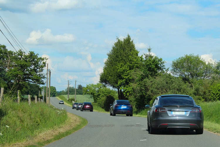 Du plus loin au plus proche : Hyundai Ioniq 6, 2 Renault Megane E-Tech, 2 Tesla Model Y, Tesla Model S