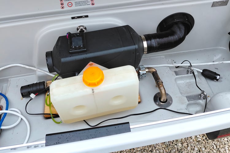 Chauffage au gazole installé dans une remorque d'attelage