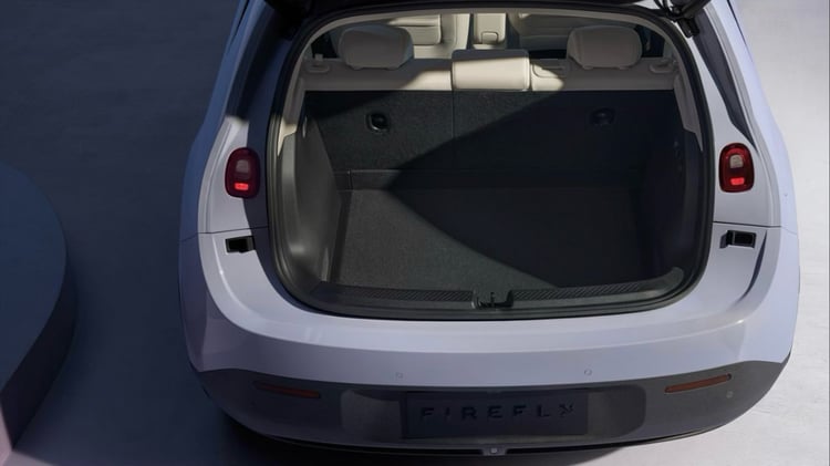 Le coffre de 404 litres offre quasiment deux fois plus de place que celui d’une Mini. © Firefly