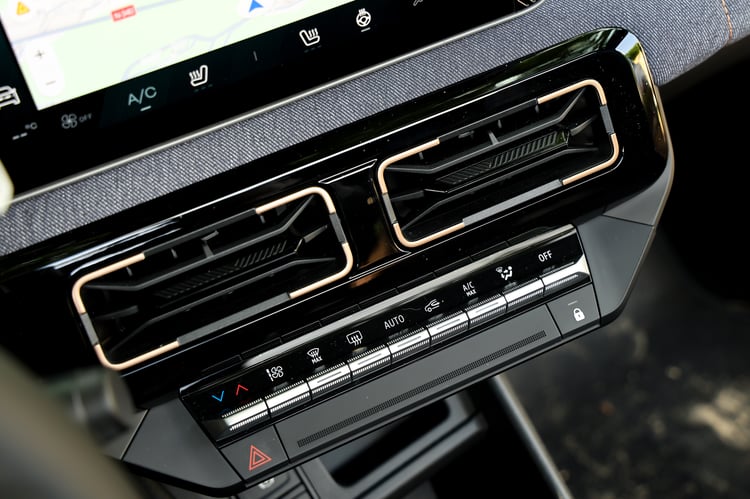 Commande de clim physique, empruntée à la R5 E-Tech