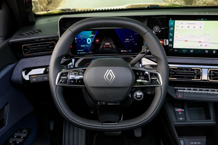 Au volant de la R4 E-Tech Plein Sud