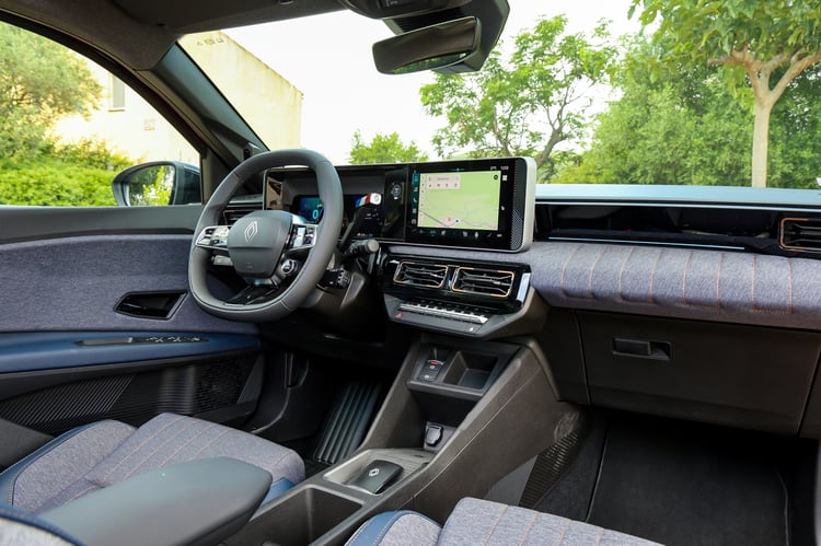 Un mobilier identique à la R5 E-Tech électrique