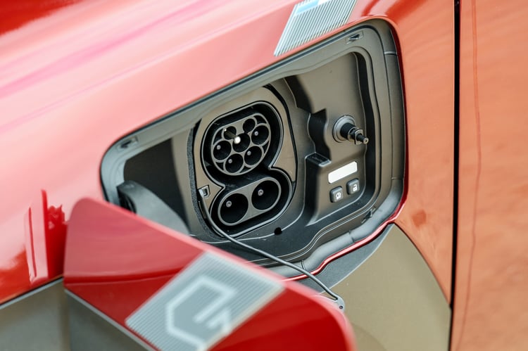 Une recharge rapide DC limitée à 100 kW