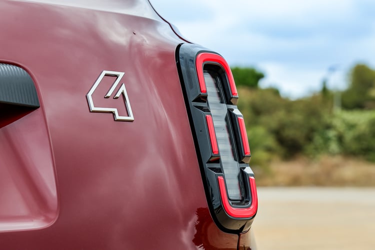 Une réinterprétation survoltée de la 4L