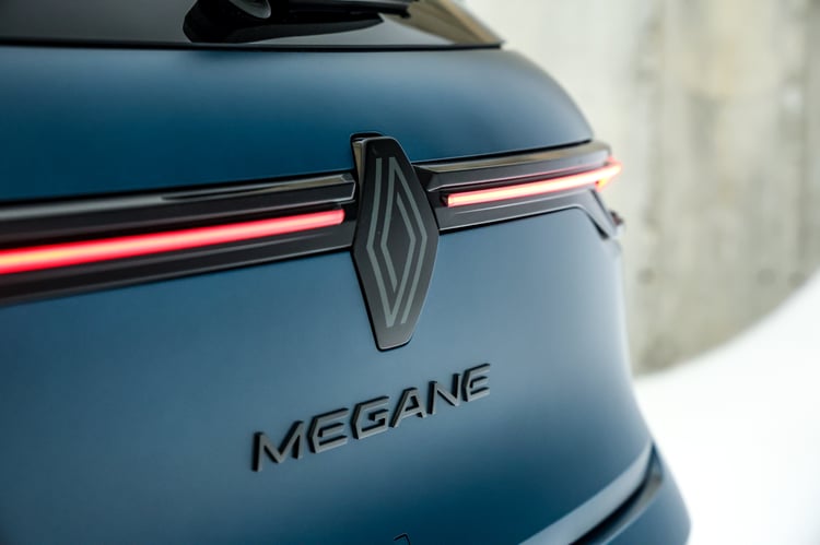 Un bandeau signature caractéristique de la Renault Megane E-Tech