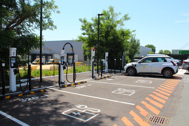 Station de recharge Plug Inn fast charge à La Roche-sur-Yon