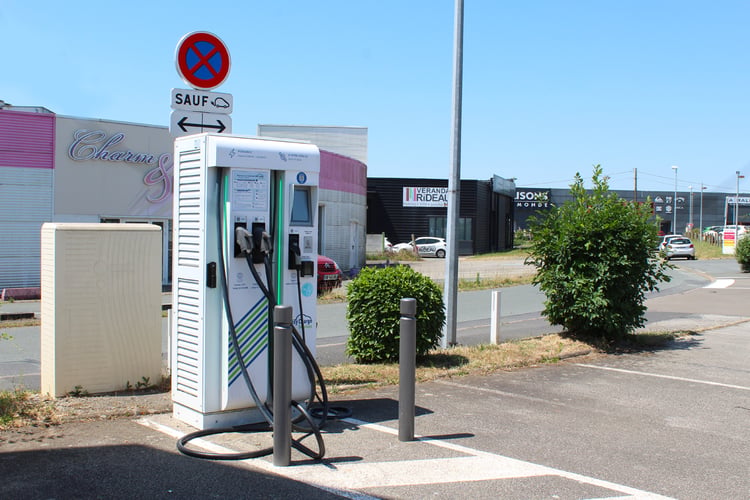 Station de recharge Easy Charge Services de Cash Piscines à La Roche-sur-Yon