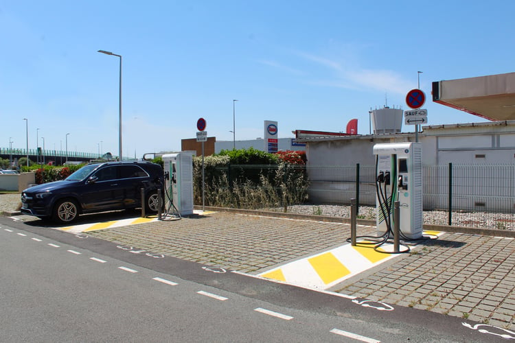 Station de recharge Easy Charge Services derrière Esso à La Roche-sur-Yon