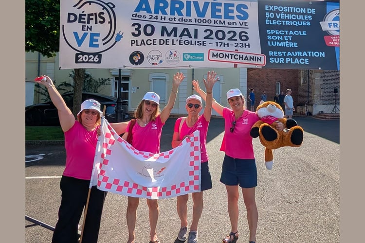 Les Electric Girls 2 à l'arrivée (photo retouchée par IN pour faire baisser le bandeau d'arrivée)