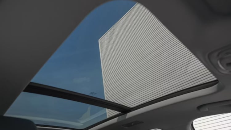 À bord, le MGS9 PHEV offre une ambiance lumineuse grâce au toit panoramique ouvrant avec store électrique.