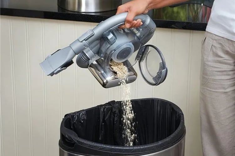 Vidage du réservoir de l'aspirateur Black+Decker Dustbuster Flexi PD1820L