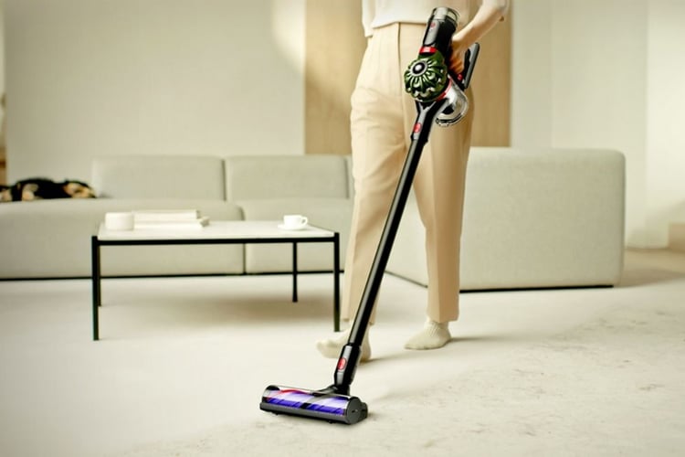 Aspirateur balai sans fil Dyson V8 Cyclone Motorbar en usage sur un sol
