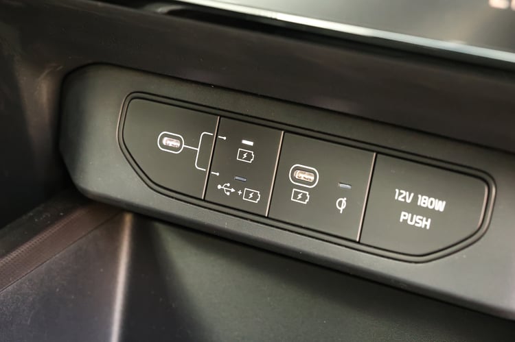 Tout ce qu'il faut pour la recharge de smartphone, d'avant en arrière