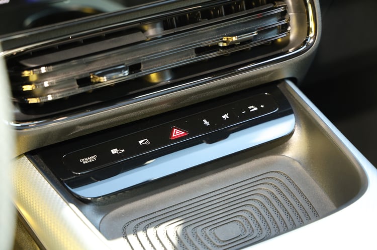 Chargeur à induction et commandes de la console centrale